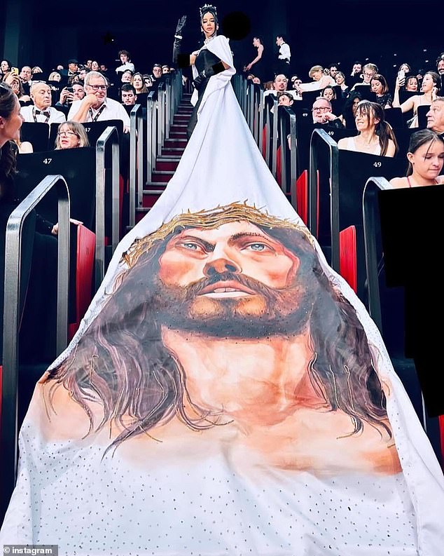 Taveras was trying to roll out a Jesus-themed dress on the red carpet, but had trouble untangling it and became angry with the staff.