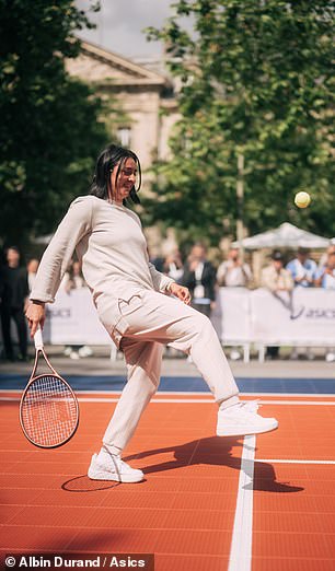 Jabeur was in a good mood while doing some maintenance on the court.