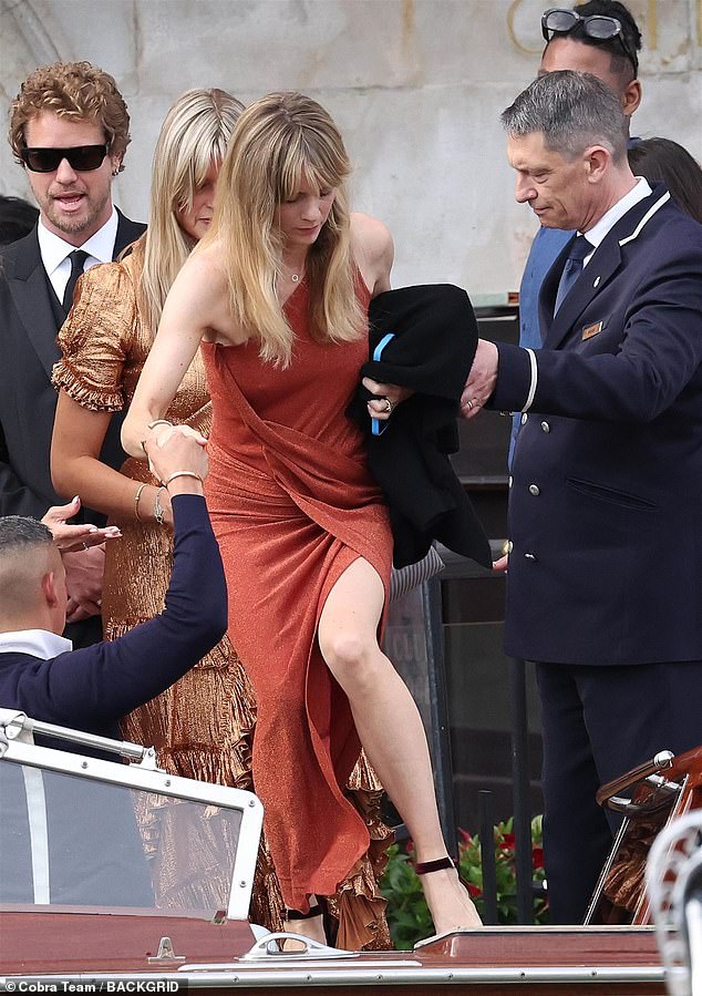 The mother-of-one donned a sparkly bronze dress with a daring thigh-high slit on the side.