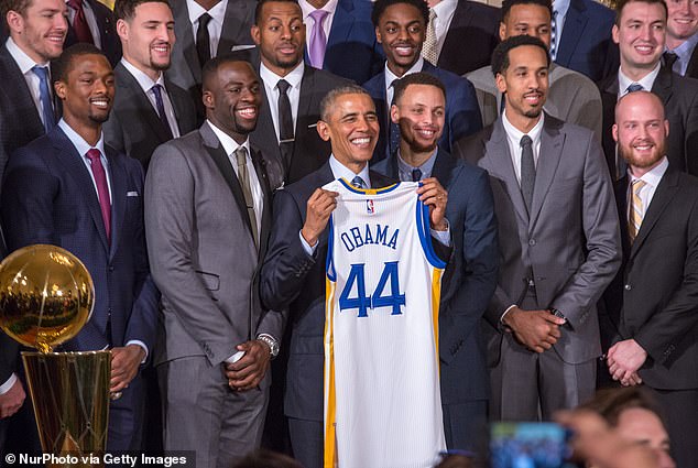 Barack Obama (center) appears with Stephen Curry (right) and other Warriors in 2015