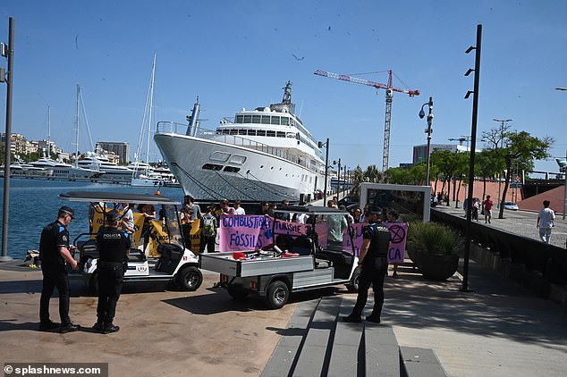 A group of environmentalists poured buckets of paint on the ship as it passed through the dock. Some carried signs that said 'Combustible fossils' and 'Turisme' with police presence