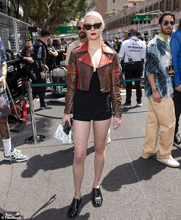 She kept herself comfortable in a pair of black pumps and protected from the sun behind a pair of stylish sunglasses.