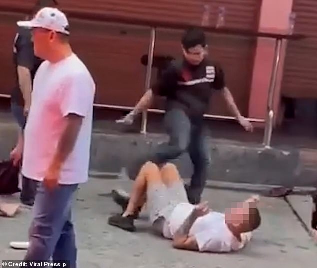 1716811986 681 Horrifying moment two British tourists are brutally beaten by a