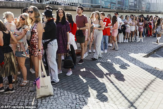 Before the concert, massive queues of fans could be seen beginning to form outside the stadium due to the delay as frustrated fans proceeded to yell at the staff: 