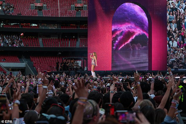 Temperatures in the stadium were also very high, 66 degrees, when Taylor finally took the stage at 8 p.m.