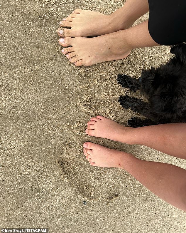 The mother of one added another image showing her bare feet in the sand next to her daughter Lea's feet.