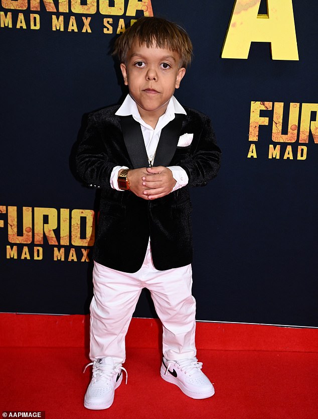 The young actor walked the red carpet of the film directed by George Miller, rubbing shoulders with his famous co-stars, including Chris Hemsworth.