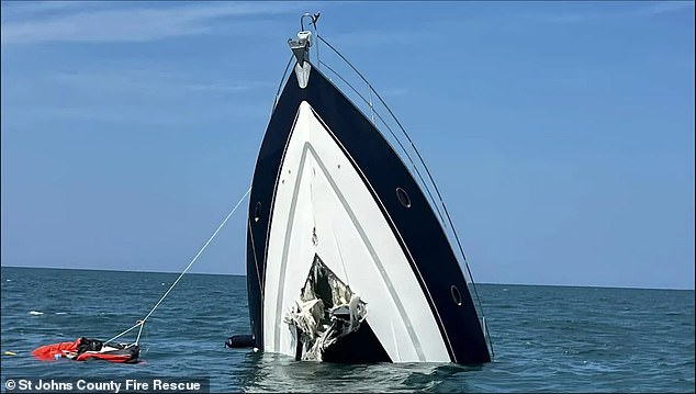 The yacht has clear signs of damage as it is about to capsize. The cause of the sinking is still being investigated and the owner will have to organize salvage plans for the wreckage.