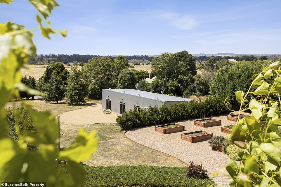 The home boasts elevated views of Mount Franklin, Mount Tarrengower, Musk and beyond.