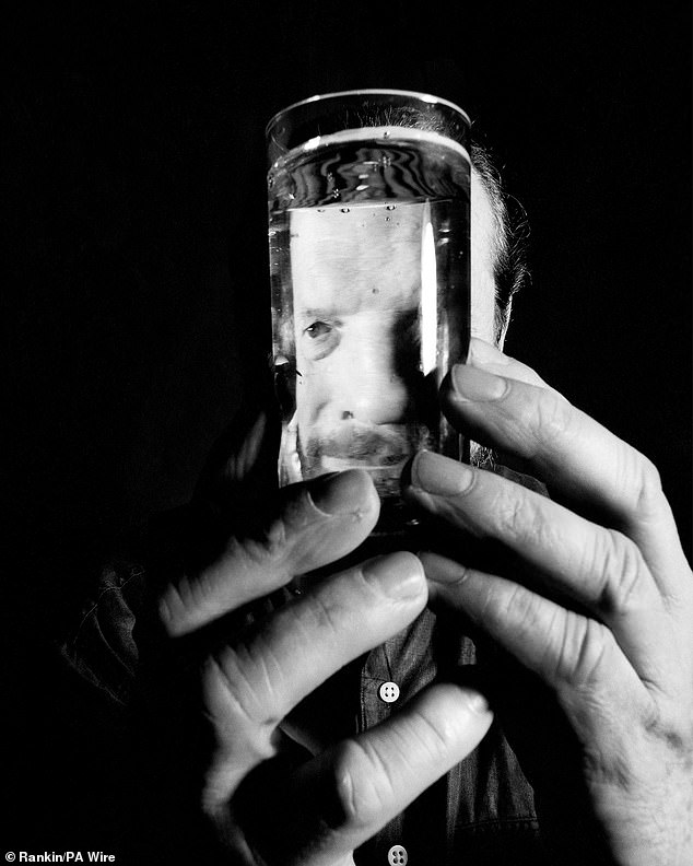 British filmmaker Terry Gilliam was the protagonist of a very disturbing shot in which his face is seen reflected in a glass of water.