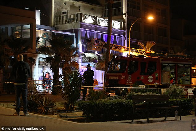 The terrace of the two-story building overlooking the beach, located on Cartago Street, collapsed on itself without warning last Thursday night.