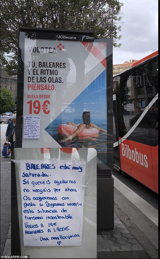 Bilbao residents were shocked to see a large anti-tourist sign handwritten on a bus stop sign offering cheap flights to the Balearic Islands.