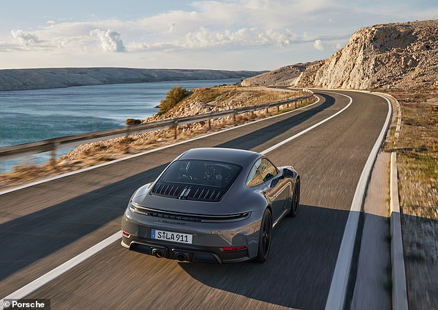 The green engine debuts in the renewed Carrera GTS (in the photo): the 911 grand tourer