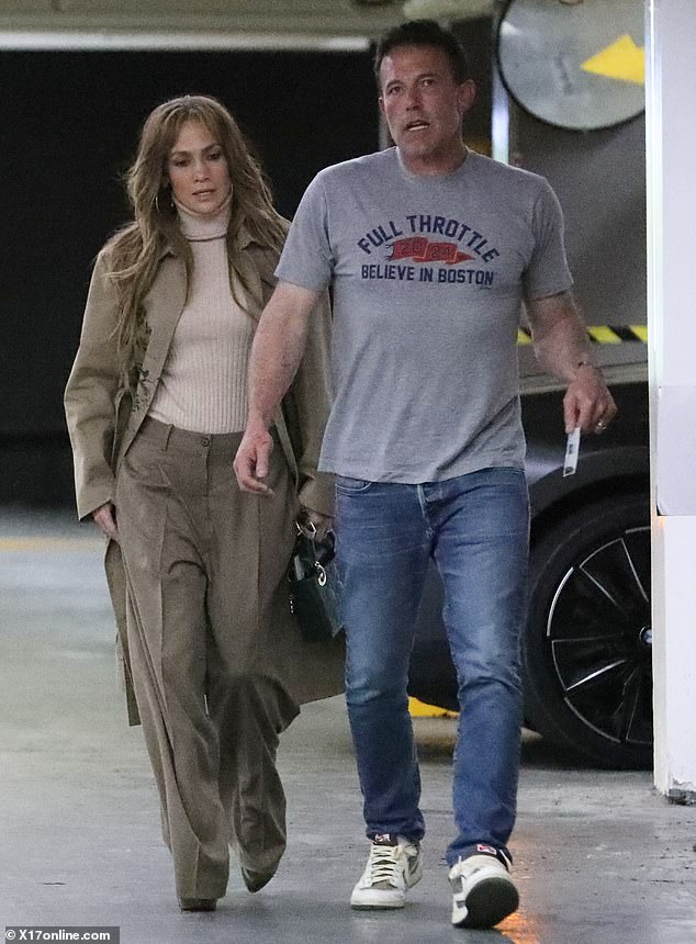 And even if her marriage is falling apart behind the scenes, it seems Jennifer Lopez refuses to quit. The tension is evident. Lopez and her husband Ben Affleck live separately in Los Angeles.