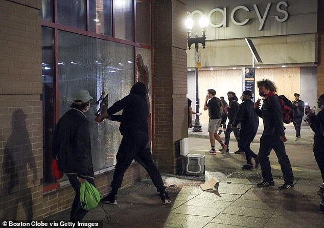 Wu wants theft, robbery and disorderly conduct not to be prosecuted. In the photo, an unidentified man breaks the windows of a store in Boston in May 2020 (file photo)