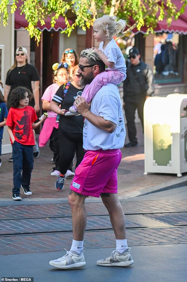 He alternated between walking hand in hand with little Isabel and carrying her on his shoulders when the crowd got thicker.