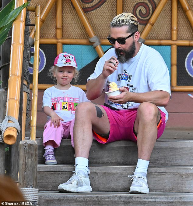 At one point, Shia and her daughter took a break from the rides to enjoy ice cream.