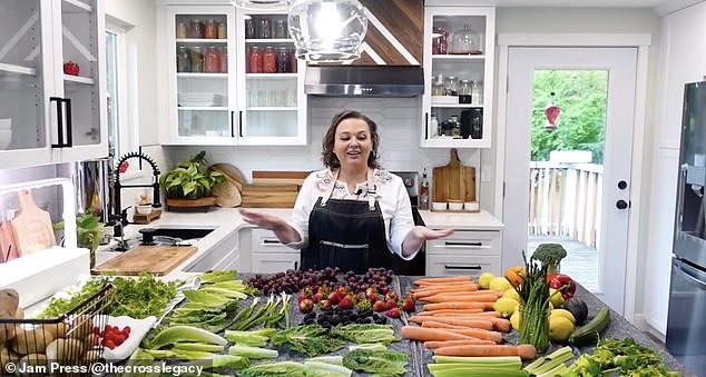 Amy spends a total of 40 minutes cleaning her fruits and vegetables and then stores them in glass jars to maintain their freshness.