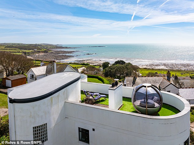 Sun loungers on the roof and rotating module.