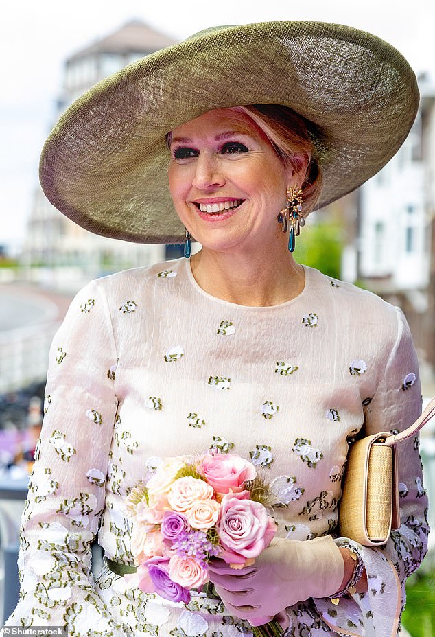 The royal opted for glamorous makeup for the occasion, complete with smoky and pink lipstick.