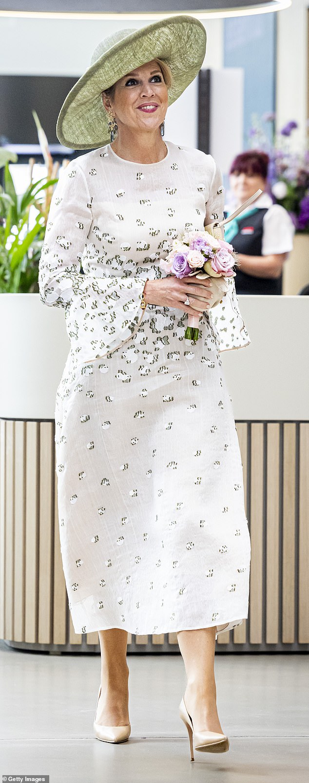 The mother-of-two injected more glamor into her floral ensemble with a wide-brimmed, angled hat.