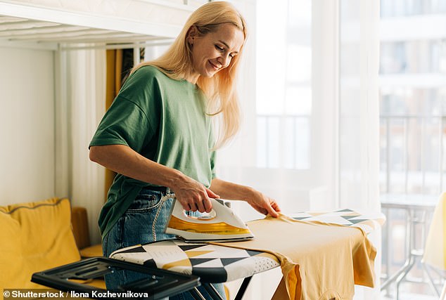 1717133149 614 Mom surprises with a life changing aluminum foil trick that cuts