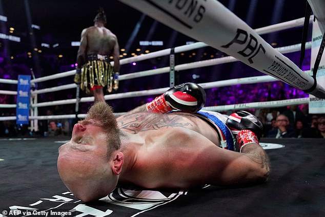 Wilder (background) knocked out Finnish-Swedish boxer Robert Helenius (front) in 2022