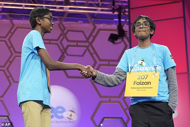 Both contestants shook hands and Soma (left) took the victory over Zaki (right) with a record of 29 words in 90 seconds.