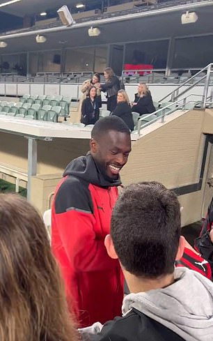 Tomori smiled after the chanting started.