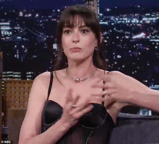 Anne Hathaway felt pretty embarrassed while promoting her new movie The Idea of ​​You on The Tonight Show on Tuesday.