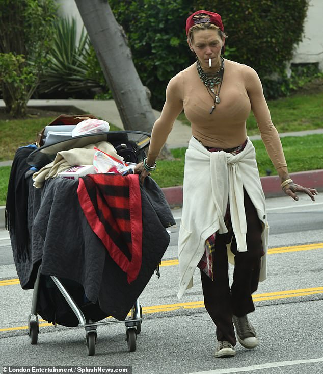 The 40-year-old, ex-wife of Baywatch star Jeremy Jackson, looked lonely as she dug through the trash looking for items to add to her shopping cart.