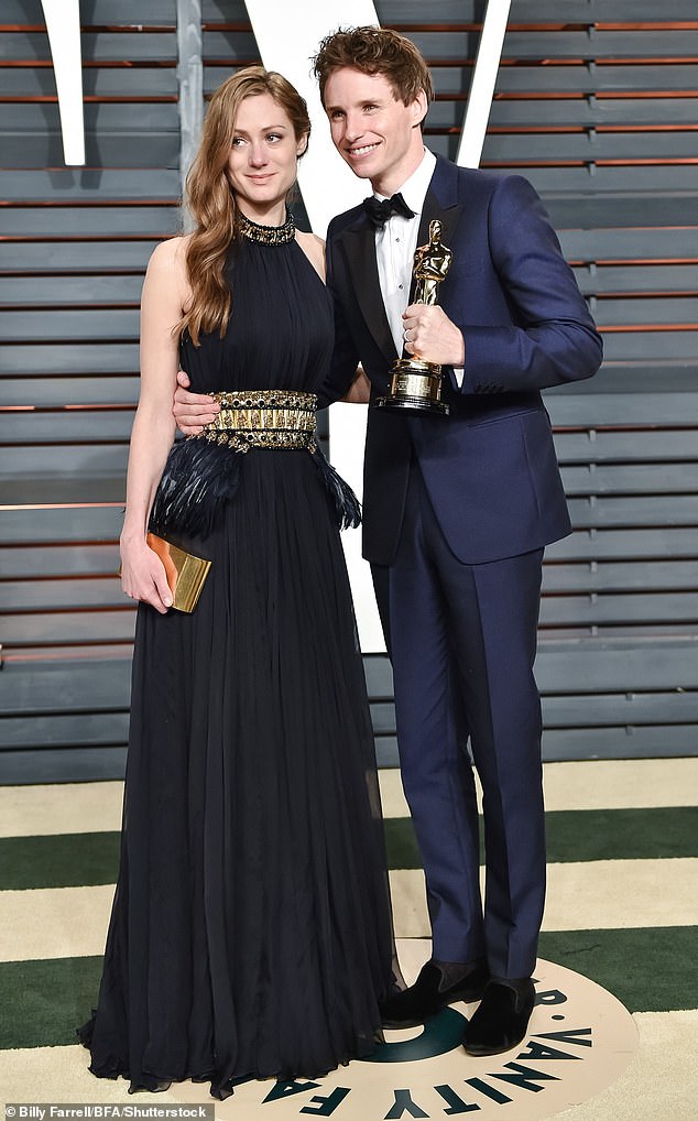 Redmayne photographed with his wife Hannah Bagshawe and his Oscar statuette at the Vanity Fair party in 2015.