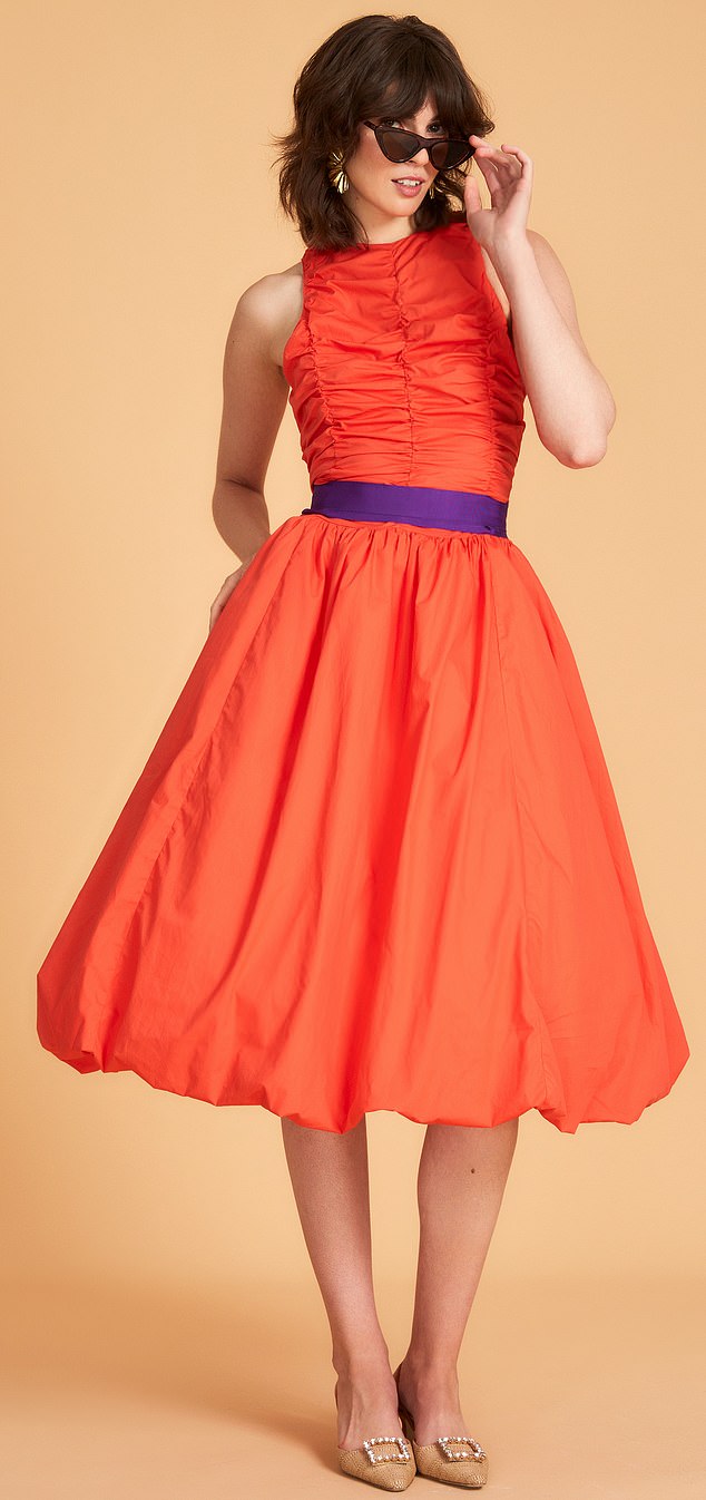 We have chosen a Campari orange creation from the London brand Amy Lynn, with a particularly wide skirt and a rigid cotton fabric.