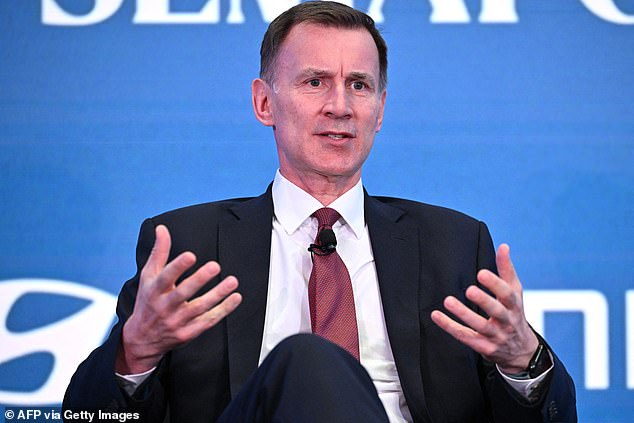 Victims of the infected blood scandal will receive a £10bn compensation package as Jeremy Hunt insisted the huge payout will honor a promise made to a dying elector.