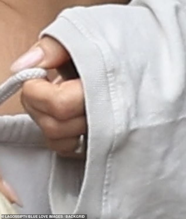 However, the 51-year-old pop star's ring finger still had just a shiny band peeking out from beneath the fabric.