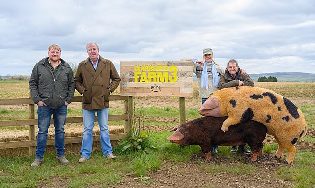 The third series sees challenges on the farm with plans to open a restaurant, closure due to local council bureaucracy and the introduction of pigs to try to increase income.