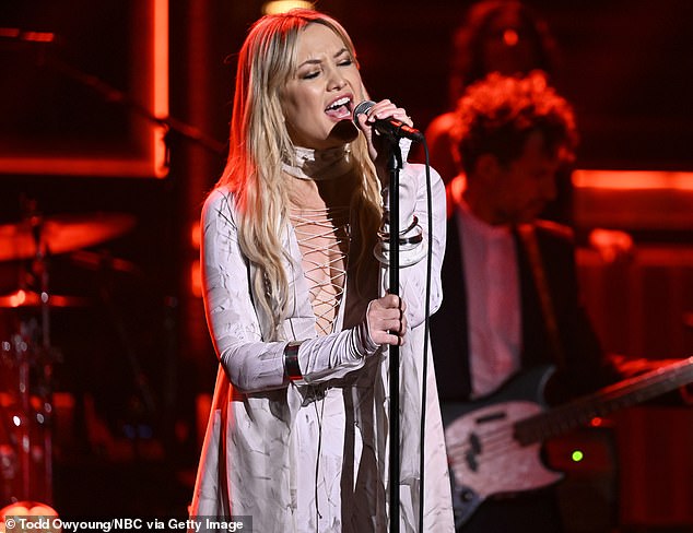 Kate Hudson made her television debut performing as a singer on Thursday's episode of The Tonight Show Starring Jimmy Fallon on NBC.
