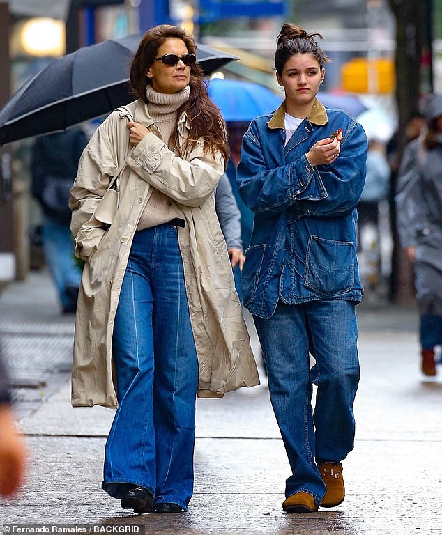 Katie looked chic in a pale beige trench coat over a latte mocha turtleneck.  The Dawson's Creek veteran added dark blue wide-leg jeans and black loafers.