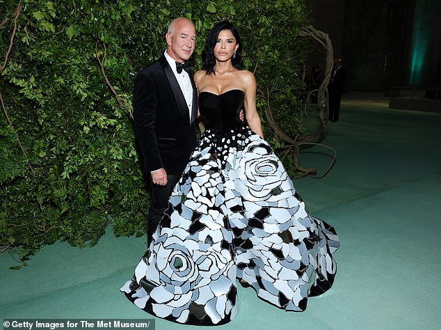 New York City restaurateur Keith McNally did a complete 180 on Jeff Bezos' fiancée Lauren Sanchez at the Met Gala on Monday night, praising the couple's ensemble.