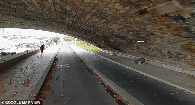 The macabre discovery was made by firefighters who had been sent to extinguish a fire that broke out in a pile of garbage under the Austerlitz bridge.