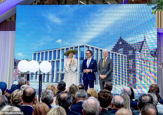 Staff members surrounded the headquarters stage to welcome Máxima to her workplace.