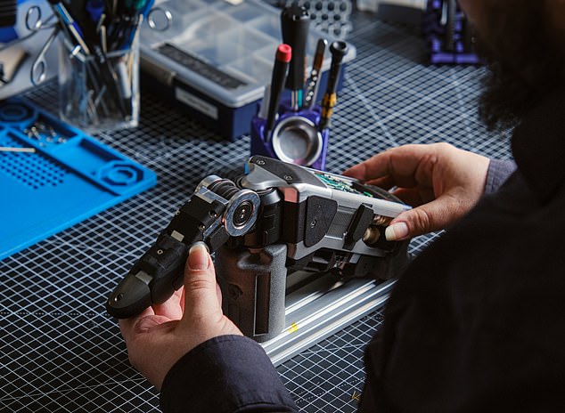 This hand weighs 4.5 kg (9.9 lb) and each finger weighs 1.2 kg (2.6 lb), allowing it to withstand hits from hammers or pistons.