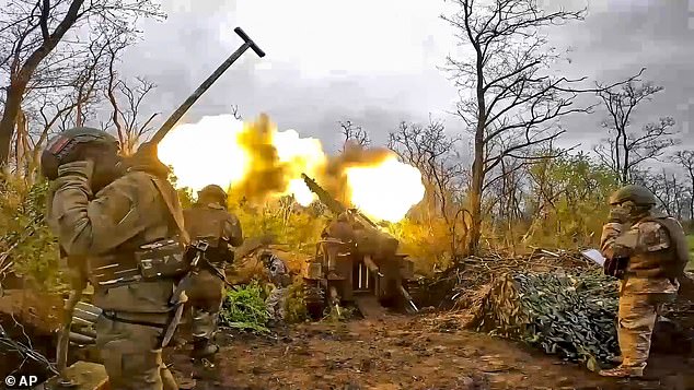 Russian howitzer fires at Ukrainian positions at undisclosed location