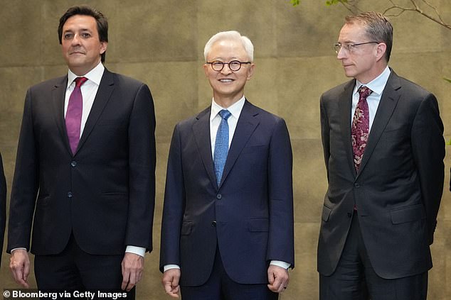 Kyung Kyehyun, CEO of Samsung Electronics' Device Solutions division, appears in the center between an IBM executive (left) and an Intel executive (right).