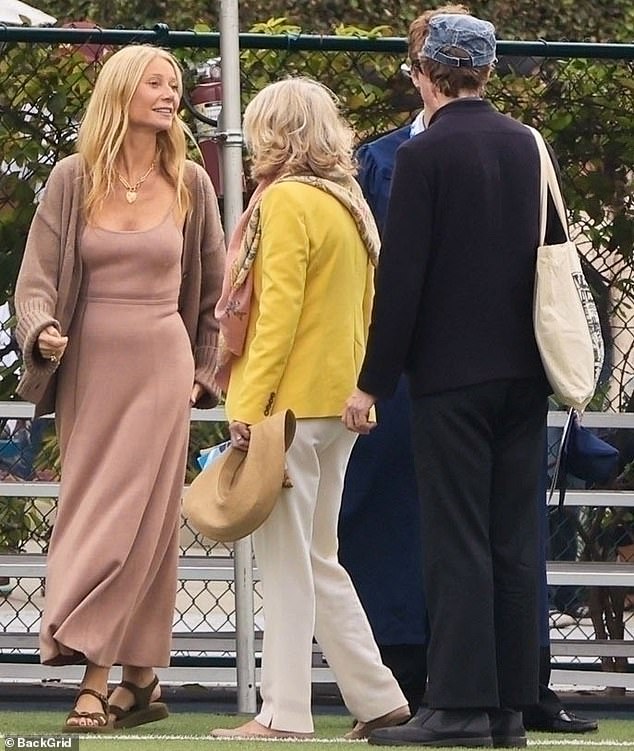 Gwyneth made sure she was safe from a drop in temperatures by wrapping herself in a brown knit cardigan and pairing the ensemble with sandals.