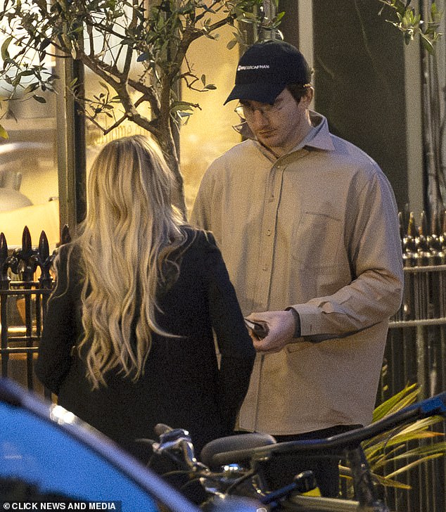 Ellie and Caspar appeared on very good terms when they were photographed smoking and drinking outside a restaurant in the exclusive area.