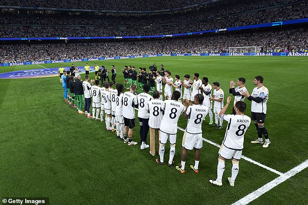 His teammates lined up at the Bernabéu to give the midfielder a guard of honor.