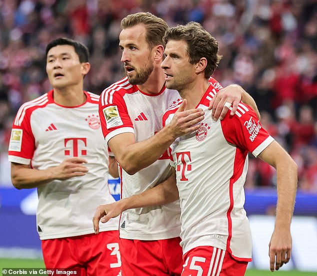 Kane (center) and Muller (right) have been teammates at Bayern Munich this season.