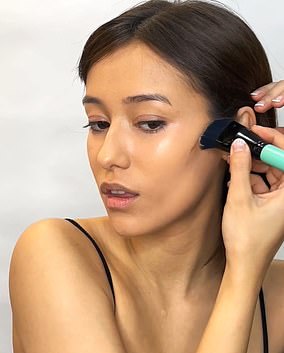 Use a short, flat, dense, rectangular chisel brush, allowing you to place the product directly on the cheekbones and sweep it upwards towards the side of the face. Make sure to focus the product on the outside of your face, above the hand guide you made before applying it, rather than near your lips.