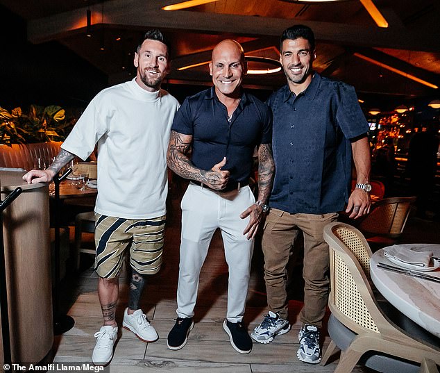 Messi and Suárez posed with the general manager of the popular Miami restaurant